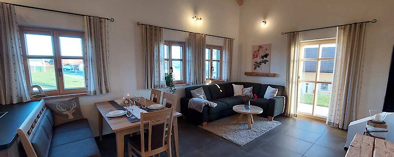 Gemütlicher Esstisch und Sofa im Chalet